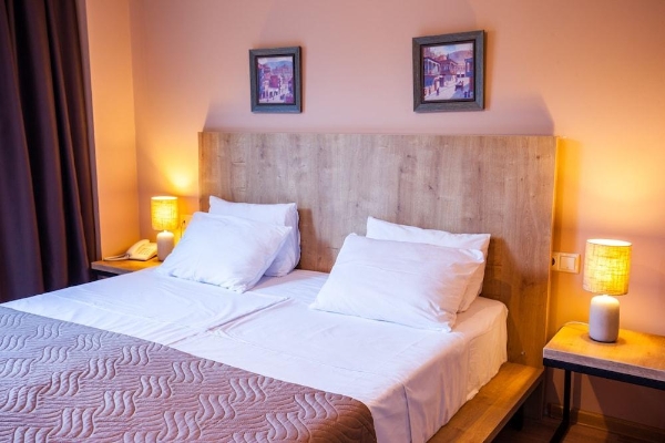 Hotel N16 (P'eria)